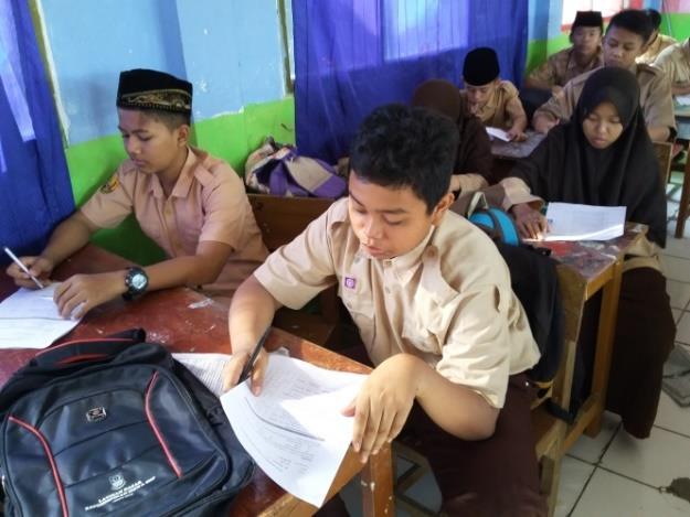 Siswa SMP Nihayatul Amal Saat Mengisi Skala Kebiasaan Berpikir Matematik Gambar 3.