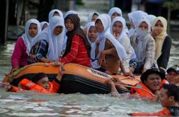 Daerah Rawan Bencana INDONESIA Lokasi Indonesia terletak diantara 3 lempeng dunia :