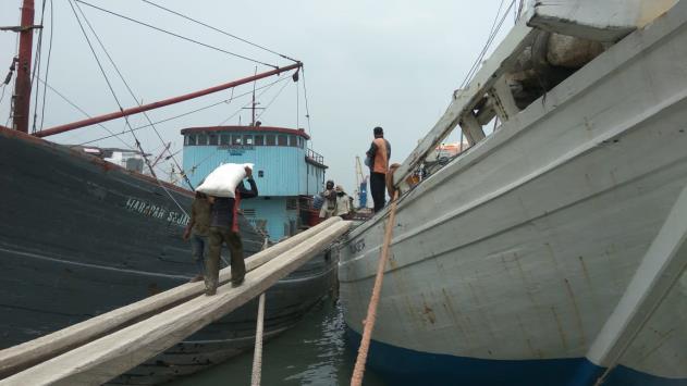 Gambar 35 Bongkar Muat pada Angkutan Pelayaran Rakyat [3] 3.4 Investigasi Penyebab Kecelakaan Kapal Pelra Kecelakaankecelakaan yang terjadi pada transportasi laut telah banyak terjadi.
