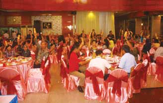 Go Weng Ak (Tzu Chi Makassar) Biak: Sebagai bentuk toleransi dan kebersamaan, pada 19 Juli 2014, relawan Tzu Chi bersama anak-anak panti asuhan dan pondok pesantren berbuka puasa di