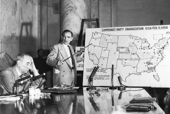 Dalam rapat kongres tahun 1954, Senator Joseph McCarthy menunjukkan sebuah peta yang berisi pengaruh Partai Komunis di