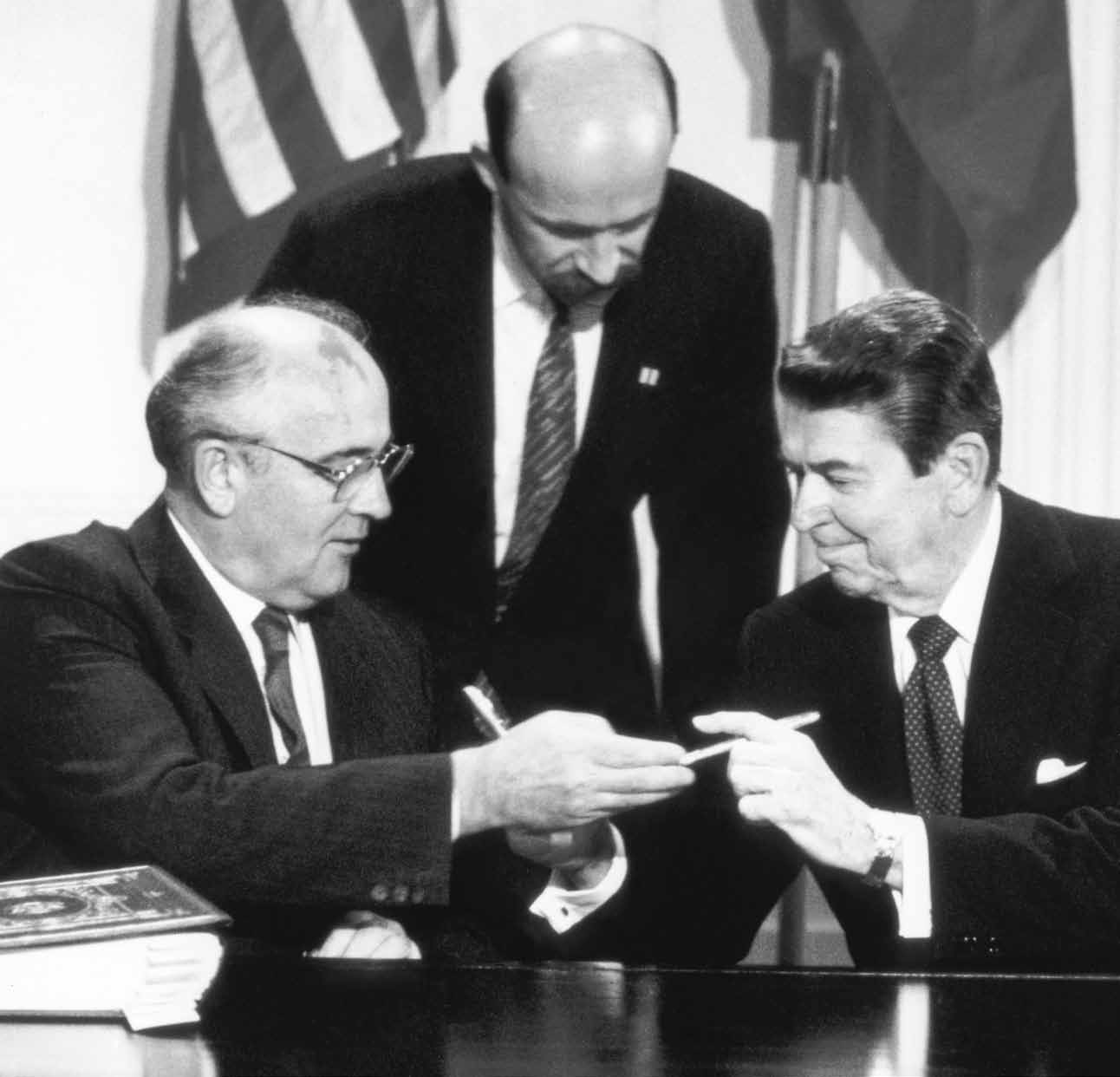 b a b 14 KONSERVATISME BARU DAN ATURAN DUNIA YANG BARU Presiden Ronald Reagan dan President Uni Soviet Mikhail Gorbachev