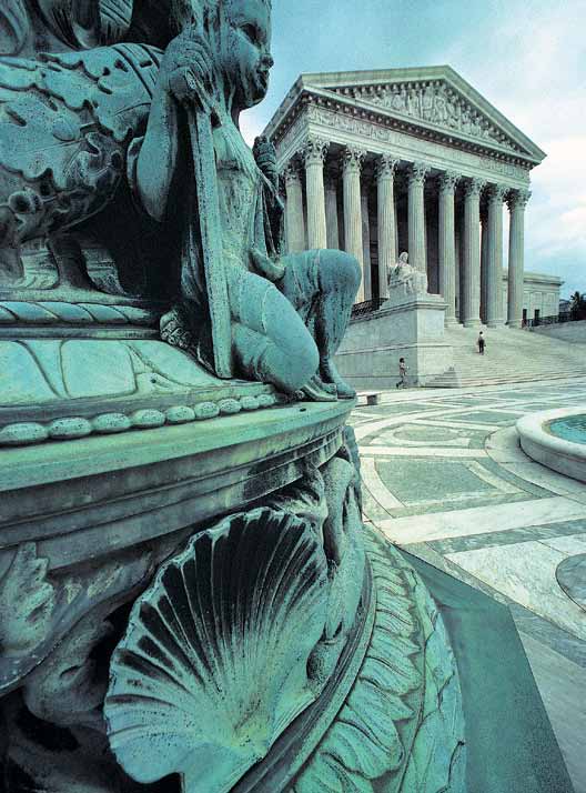 Patung-patung menjaga kemegahan bagian muka gedung Mahkamah Agung Amerika Serikat, pengadilan tertinggi di negara ini.