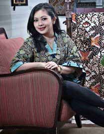 Era Soekamto, an Indonesian fashion designer whose works have been acknowledged worldwide, for example, is one of 2,116 professionals who have routinely participated in the Inspiration Class.