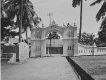 Masjid Kampung Luar Batang Sebagai Landmark Kawasan Gerbang Masjid Gerbang Masjid Keramat di tahun 1916 Hasil renovasi 1950-an, foto diambil pada 2011 Hasil renovasi 1950-an, foto diambil awal