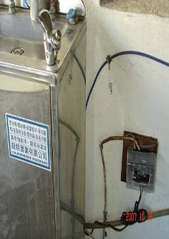 1-10 Pemasangan alat pemutus aliran listrik yang baik Mesin air minum yang telah