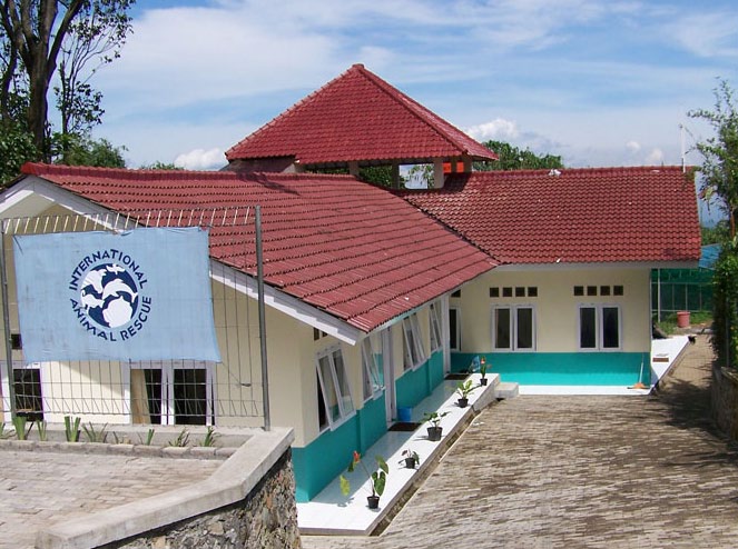 peneliti untuk mempelajari satwa yang berada di pusat rehabilitasi ini dan pengetahuan tentang ancaman yang mereka hadapi di Indonesia.