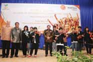 Anak (KBA) yang dilayani World Vision di Jakarta ikut meramaikan pesta ulang tahun ini dengan mementaskan tari dan permainan biola.