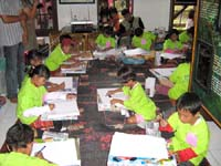 Tak hanya pameran, tim SOS-OIC turut berpartisipasi menjadi juri dalam lomba lukis anak anak berdampingan dengan balai besar TNGL dan Yayasan Ekosistem Lestari (YEL).