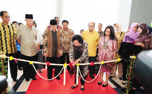 BPK DAERAH Ibu Hadi Poernomo menggunting pita tanda diresmikannya gedung baru perwakilan BPK Kepri.