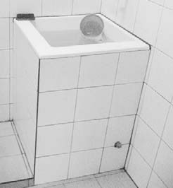 Semakin besar bak mandi, tentu waktu pengisian semakin lama. Selain itu, besar kecilnya air yang memancar dari kran bak mandi mempengaruhi lama waktu pengisian.