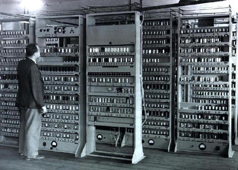 teknik komputer. Perhitungan menjadi lebih cepat daripada ENIAC. EDVAC menggunakan sistem nomor binari dan konsep penyimpanan program dan data.