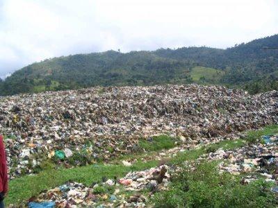 13 1. Sistem Pengolahan sampah pada TPA Pembuangan sampah ke area landfill mempunyai beberapa tipe sistem pengolahan sampah yaitu: a) Open Dumping Open dumping atau pembuangan terbuka merupakan cara