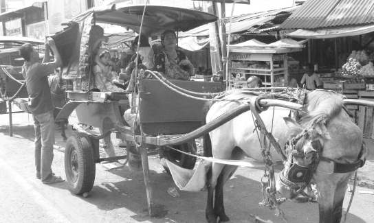 Gelinding adalah kendaraan sejenis dokar atau andong. Kendaraan yang dihela kuda ini masih menjadi angkutan favorit masyarakat. seorang pengemudi becak asal Desa Wiradesa, Kecamatan Wiradesa.