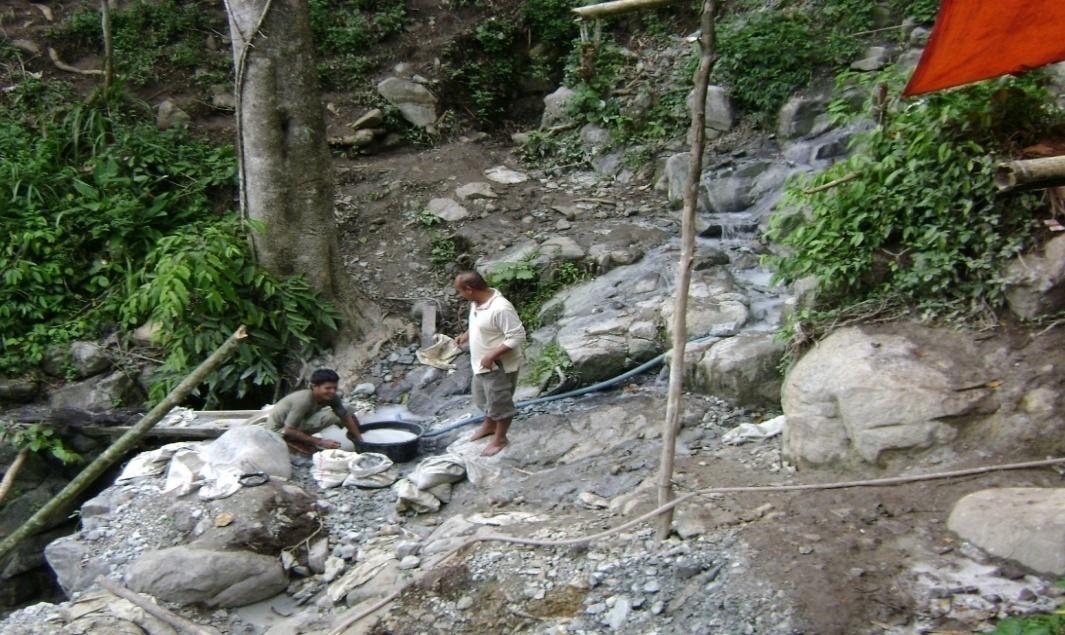 Masalah-masalah Lingkungan Hidup Kegiatan penambang emas tanpa izin (PETI) di Gorontalo (foto 2008) Kerusakan hutan dan ekosistemnya Tanah longsor, erosi, abrasi, interusi, banjir Pencemaran