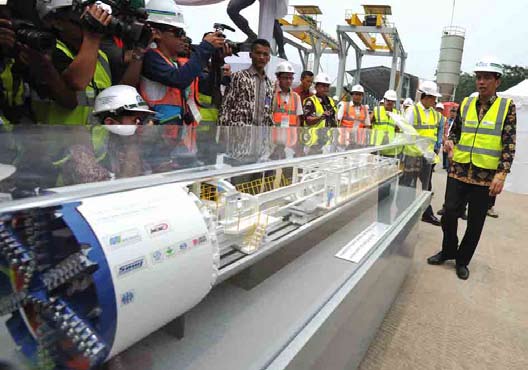 3 Pembangunan Mesin Bor Antareja Mulai Garap Terowongan MRT Presiden Jokowi meresmikan bero perasinya bor raksasa atau tunnel boring machine (TBM) Mass Rapid Transit (MRT) di kawasan Patung Pemuda,