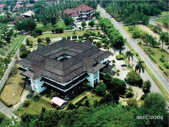 Keanekaragaman POHON 15 Gedung Perpustakaan Universitas Lampung Gedung Perpustakaan Unila terletak disisi utara Jalan Prof. Dr.