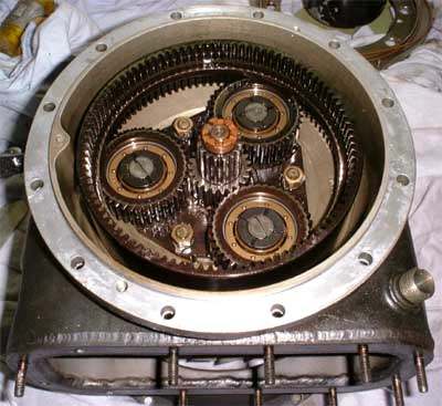 11 b. Transmisi Transmisi berfungsi untuk mempercepat putaran poros generator.