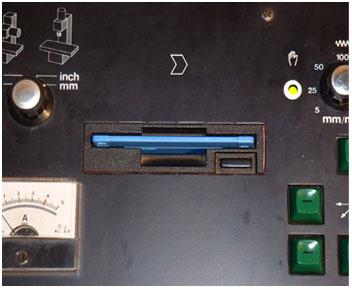 g. Penggerak disket/kaset Penggerak disket atau kaset pada mesin CNC dimaksudkan untuk pelayanan pengoperasian disket maupun kaset.