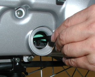 Pemeriksaan V-belt Buka Baut pemeriksa pada cover crankcase dan masukan alat