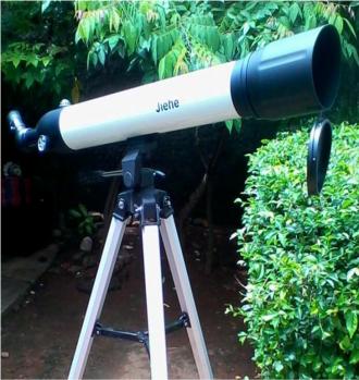 Gambar.6. Periskop sederhana buatan guru e. Teropong Teleskop atau teropong adalah alat optik untuk melihat bendayang jaraknya jauh Gambar.6. teropong 2.
