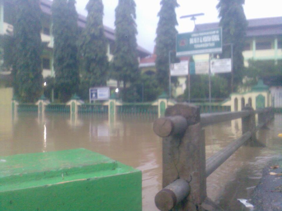 JURNAL KARYA TEKNIK SIPIL, Volume 3, Nomor 4, Tahun 04, Halaman 044 increased to 0 years discharge flood only (34,94 m 3 /s).