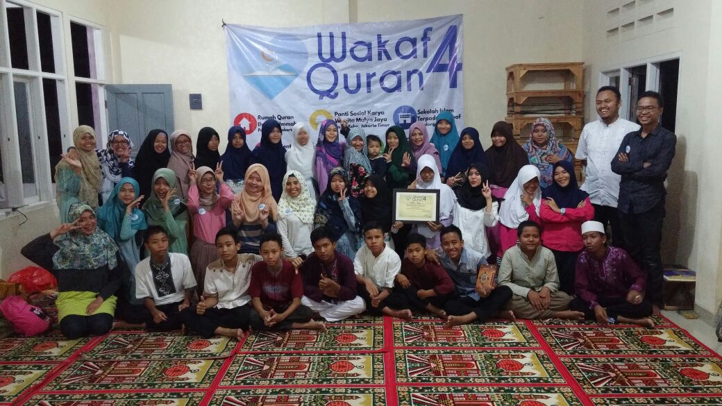 Gambar 13 Foto bersama Santri dan Pengurus Sekolah As Shof dengan Panitia Wakaf Quran Target dana Wakaf Quran 4 yang direncanakan adalah Rp 79.875.000,- dengan periode pengumpulan 21 Juni-2 Juli 2015.