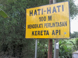 GAGASAN Kebanyakan masyarakat Indonesia masih menganggap bahwa palang pintu kereta api merupakan rambu utama untuk menghentikan laju kendaraan saat ada kereta api yang akan melintas.