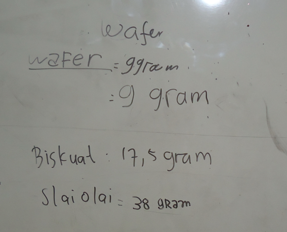 Gambar 3. Siswa menuliskan benda-benda disekitar yang memiliki berat (kiri), Siswa menuliskan satuan-satuan dalam pengukuran berat (kanan).