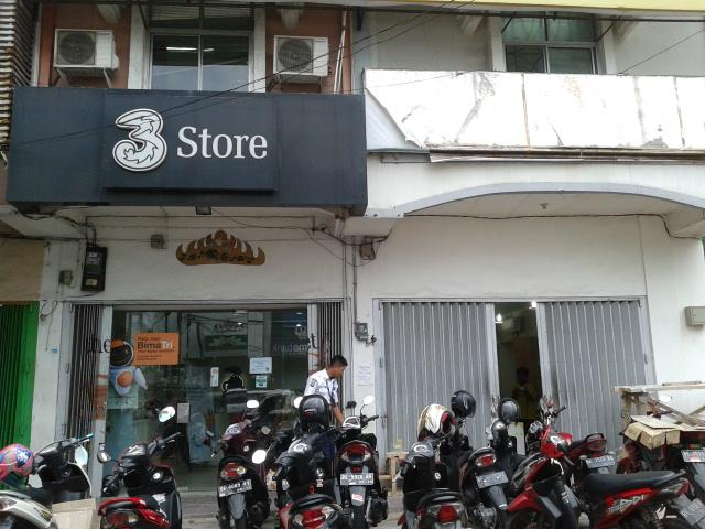 4.2 Gerai 3 (Tri) Store Bandarlampung Gerai 3 (Tri) Store Bandarlampung merupakan kantor pemasaran resmi provider 3 (Tri) di Provinsi Lampung.