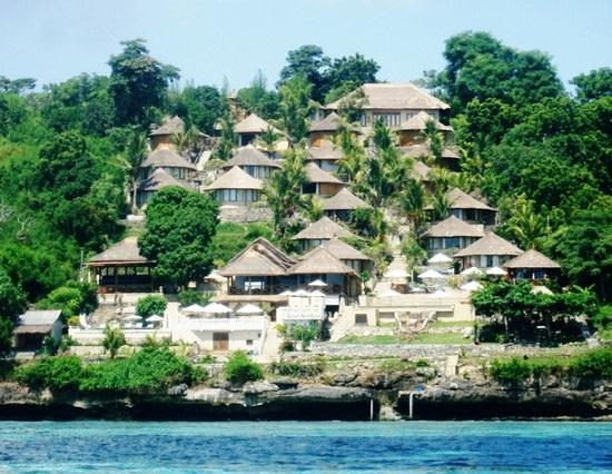 Salah Satu Resort Dengan OceanView di Nusa Lembongan No Nama Responden Nama Penginapan lokasi Pemasukan Retribusi High Low High Low 1 Ni Wayan Sumariati Made Homestay Jungutbatu 3.000.000 500.