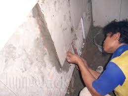 3) Tempatkan alat dan bahan yang akan digunakan pada lokasi pekerjaan pemasangan keramik pada dinding.