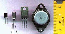 Transistor through-hole (dibandingkan dengan pita ukur sentimeter) Pada umumnya, transistor memiliki 3 terminal.