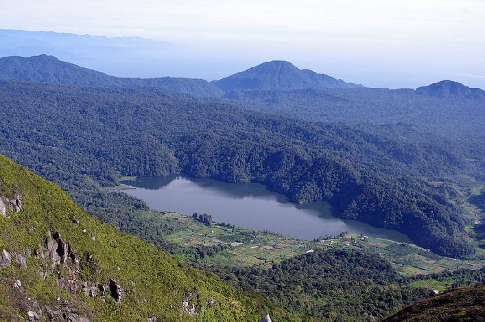 Gambar 2. Danau Kawar (wisatabudaya.blogspot.com) Gambar 3. Danau Kawar dilihat dari lereng Gunung Sinabung (https://commons.wikimedia.
