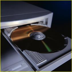 Berikut beberapa type optik komputer : (1). CD ROM, adalah alat optik membaca inputan dari CD. Kekurangan dari alat ini adalah tidak dapat me-rewrite di CD (memasukkan data ke CD). (2).