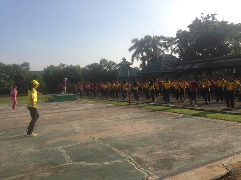 Giat Polres Pesawaran dan polsek Gedong tataan olahraga bersama anggota TNI kompi senapan A di lapangan kompi