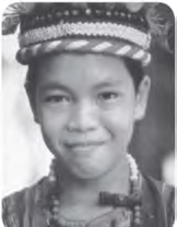 1. Keragaman Suku Bangsa Ilmu Pengetahuan Sosial Sumber: Indonesia Heritage: The Human Environment, 1996 Gambar 4.1 Dua orang anak dari suku yang berbeda.