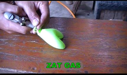 Zat Cair Zat Gas Gelas ukur berisi zat cair bervolume 40 ml. Kita tuangan kan ke gelas ukur yang kedua, volumnya tetap 40 ml.