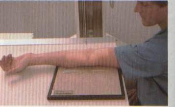 ELBOW JOINT (SENDI SIKU) PROYEKSI AP Posisi penderita duduk menyamping pada tepi tangan yang akan di foto. Posisi obyek : Kedua lengan extension Atur elbow joint ditengah kaset.