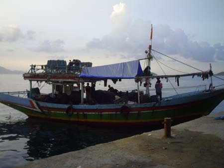 Kios penyedia peralatan pendukung penangkapan di Tanjung Pandan Alat tangkap bubu di Sijuk Handling hasil tangkap dari kapal/armada di Badau Alat tangkap
