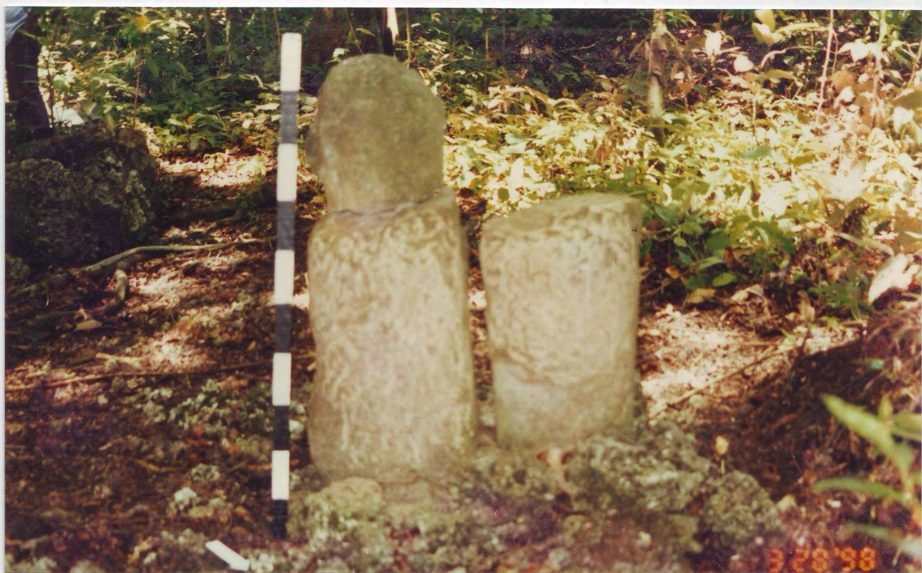 Foto 1: Meja Batu Pamali yang ditemukan di dalam Kompleks bekas Kerajaan Iha (dekat bangunan