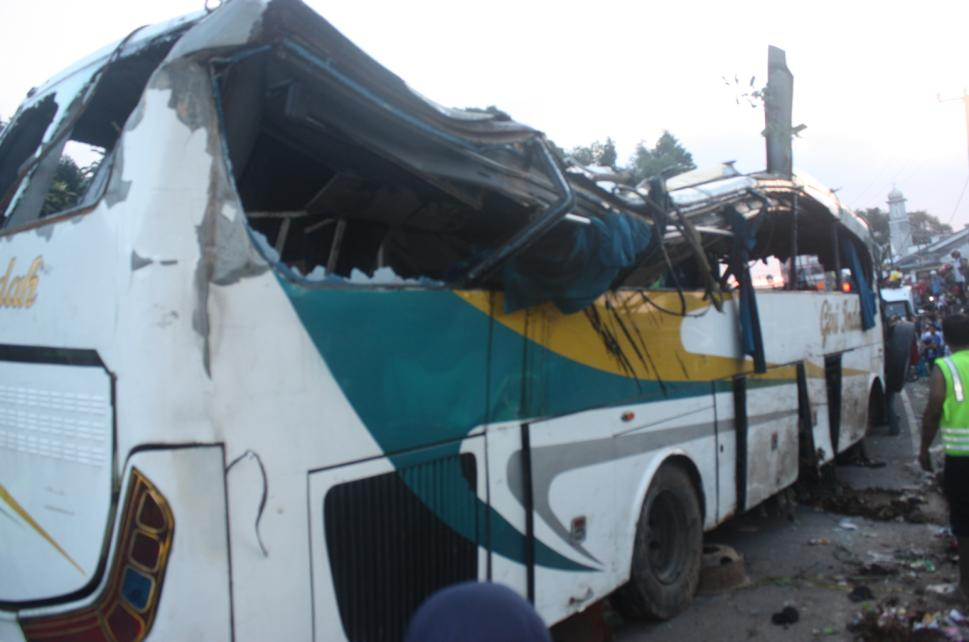 Gambar 3. Kondisi mobil bus setelah dievakuasi dilihat dari depan.