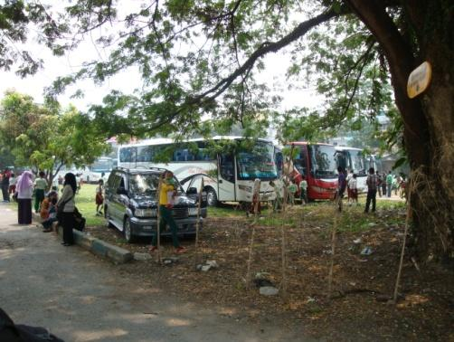 14 Pada lokasi tidak terdapat parkir kendaraan bus pariwisata pengunjung yang datang ke Istana Maimun sehingga bus pariwisata memarkirkan bus pada lahan hijau pada bagian belakang warung-warung