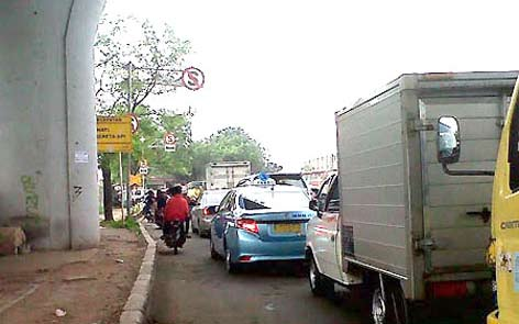 7 Sosial Kolong Fly Over Pondok Kopi Semrawut l Peliput: Chotim KESEMRAWUTAN dan kemacetan di kolong jembatan layang Jalan I Gusti Ngurah Rai, Pondok Kopi, Jakarta Timur, dikeluhkan warga.
