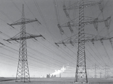 Gambar 8.15 Penyaluran listrik dari pusat pembangkit hingga ke rumah-rumah menggunakan kabelkabel yang dibentangkan di udara.