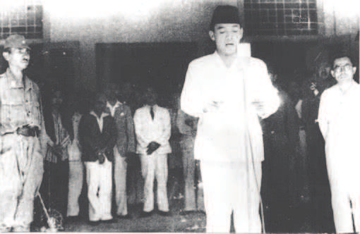 A. Perjuangan Mempertahankan Negara Kesatuan Republik Indonesia Amatilah gambar berikut ini. Sumber : Buku 30 Tahun Indonesia Merdeka Gambar 6.