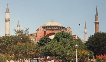 Sampai tahun 1453, Hagia Sophia ialah gereja kate katedral (basilika) Bizantium yang dibangun oleh Konstantius, putra Konstantin yang Agung.