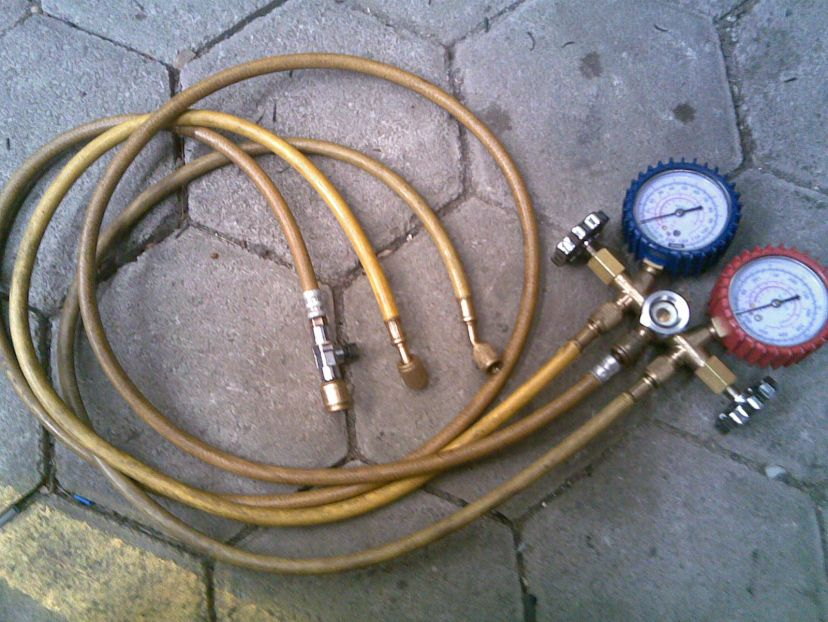 digilib.uns.ac.id 59 - Menyambungkan hose tengah manifold gauge dengan kaleng refrigerant - Setelah selesai melakukan pemeriksaan kebocoran, buka keran tekanan tinggi dan tutup keran tekanan rendah.