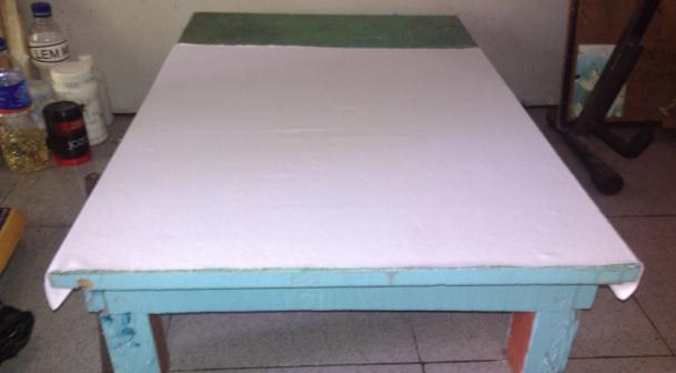 92 Tahap selanjutnya adalah mempersiapkan kain yang akan disablon di atas meja sablon.