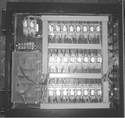 Panel depan kotak modul relay DC dengan konektor sistem indikator lampu LED Hasil kegiatan tahap uji fungsi Uji fungsi perangkat sistem indikator lampu LED panel kendali MBE 300 kev/20 ma merupakan
